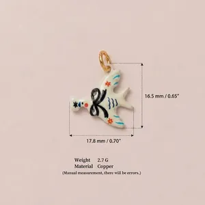 Pendentif oiseau émaillé mignon avec nœud papillon en cuivre