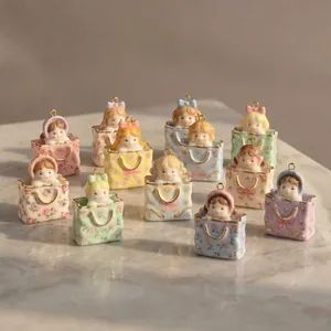 Groupe de breloques poupées kawaii dans des sacs à main avec motifs floraux