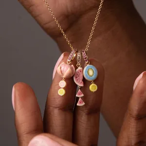 Détail du collier pendentif fruit émaillé avec pêche pastèque et kiwi mignon