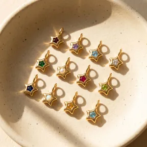 Gros plan de pendentifs étoile avec pierres de naissance en plaqué or
