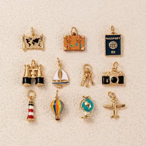 Collection de pendentifs émaillés sur le thème du voyage avec motifs caméra et globe