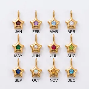 Vue détaillée de 12 pendentifs étoiles plaqués or 18 carats avec pierres de naissance