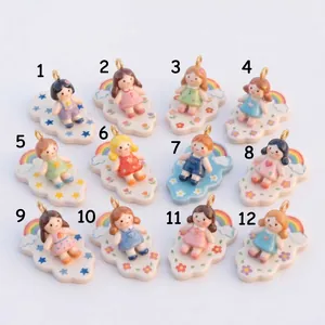 Vista dettagliata di dodici ciondoli colorati per ragazze per la creazione di gioielli DIY