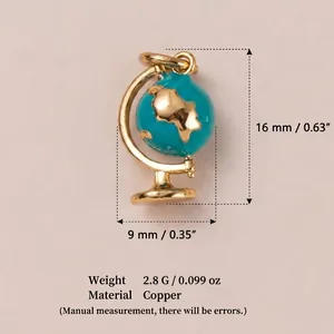 Vue détaillée du pendentif globe terrestre doré avec dimensions et informations de poids