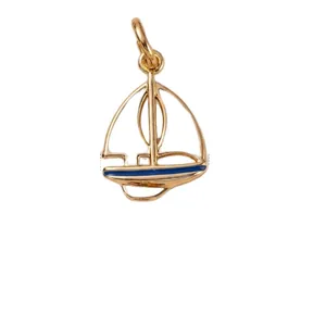 Pendentif voilier doré minimaliste avec accent d'émail bleu pour la bijouterie