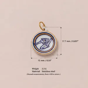 Detailansicht eines kreisförmigen Fisch-Anhängers aus Edelstahl mit 15mm x 17,7mm Maßen
