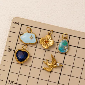Detailansicht von bunten Edelstahl-DIY-Anhängern mit Zirkonia auf einer Messplatte