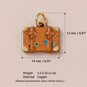 Vue détaillée du pendentif valise miniature en cuivre avec dimensions et poids