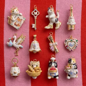 Detailansicht verschiedener süßer Tieranhänger mit Katzen und Hunden für DIY-Schmuck.