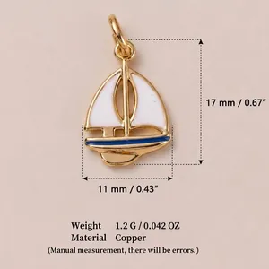 Vue détaillée du pendentif voilier doré avec ses dimensions et le matériau cuivre