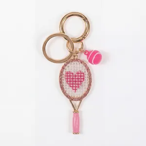 Detail eines rosa Tennisschläger Schlüsselanhängers mit Herz aus Strasssteinen