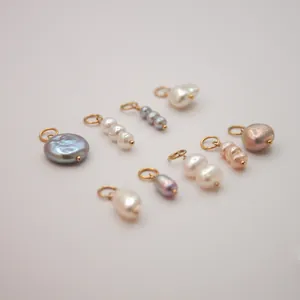 Selección de varios dijes de perlas barrocas con enganches dorados para joyería DIY