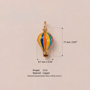 Vue détaillée d'un pendentif montgolfière coloré de 17 mm de hauteur en cuivre véritable