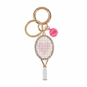 Nahaufnahme eines Tennisschläger-Schlüsselanhängers mit Herzmuster und Strasssteinen