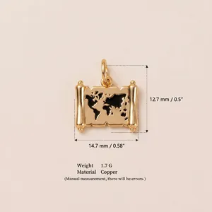 Pendentif parchemin carte du monde doré avec mesures, poids de 1,7g et détails en cuivre.