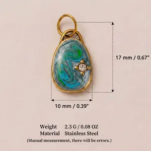 Detailansicht eines ovalen Edelstahl-Anhängers mit blauem Emaille und Zirkon
