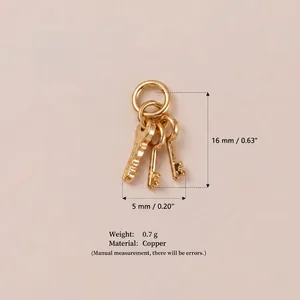 Vue détaillée du pendentif triple clé dorée avec spécifications de taille et poids