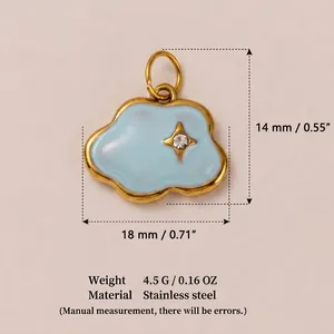 Detailansicht eines 18x14mm goldfarbenen Edelstahl-Wolkenanhängers mit blauem Emaille und Zirkon