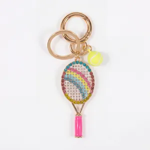 Detailansicht des mit Strass besetzten Tennisschläger-Schlüsselanhängers mit Tennisball