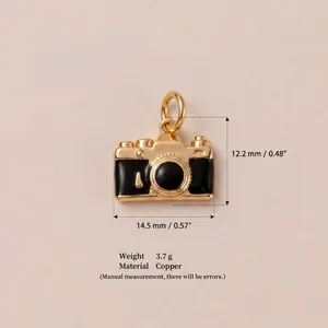 Vue détaillée du pendentif appareil photo doré avec dimensions et spécifications