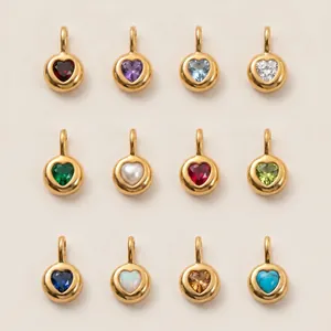 Variedad de colgantes de piedra de nacimiento en forma de corazón dorados con gemas