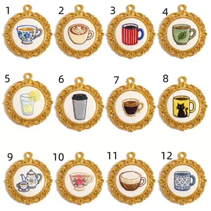 Set van 12 roestvrijstalen hangers met geborduurde koffiekopjes en theekopjes ontwerpen
