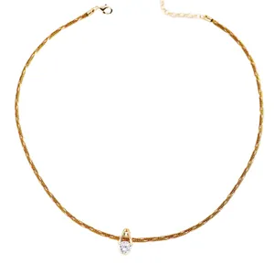Elegante goldene Knoten-Halskette mit einem filigranen runden Zirkonia-Anhänger.