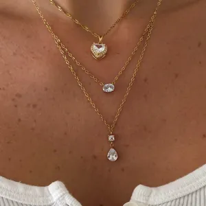 Primer plano de collares dorados con colgantes de cristal en forma de corazón