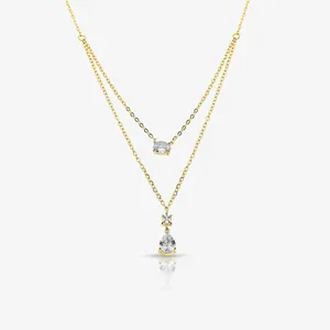 Elegante collar de doble capa en tono dorado con colgantes de cristal ovales, cuadrados y de gota