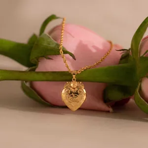 Detailweergave van vintage gouden hartvormige locket met roosgravures