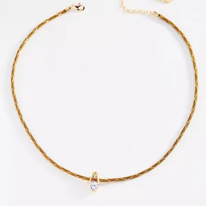 Detailansicht einer eleganten Doppelkordelkette mit funkelndem Zirkonia-Anhänger.