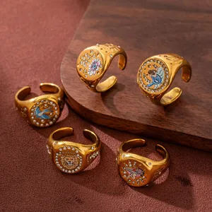 Macro-detail van vintage gouden roestvrijstalen ringen met kleurrijke, geverfde motieven.