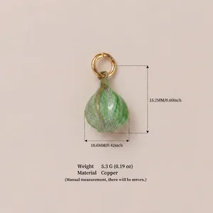 Vista dettagliata di un ciondolo a forma di frutto in rame verde con dimensioni e peso.