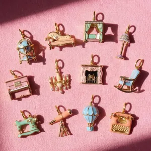 Collier Pendentif de Meubles en Émail de Cuivre Multicolore Simple Mignon Miniature Piano Canapé Globe Strass Collier pour Femmes Bijoux de Mode Quotidienne