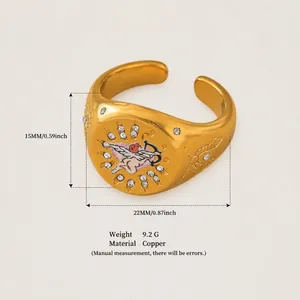 Detailweergave van de gouden koperen ring met Cupido hart illustratie en gravure.