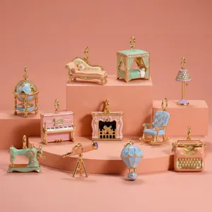 Collection de pendentifs miniatures en émail coloré sur des supports roses