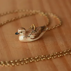 Collana con pendente a forma di uccello in ceramica fatta a mano e catena placcata in oro