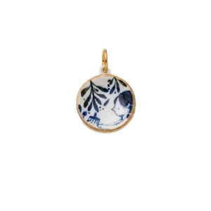 Pendentif en céramique et acier doré 18K avec motif de poisson bleu et blanc