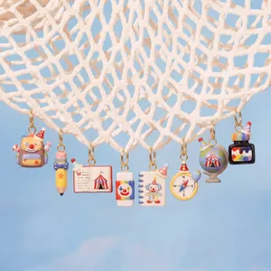 Juego de 8 lindos colgantes de suministros escolares con tema de circo para joyería