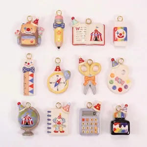 Colección de lindos dijes de material escolar con temática de circo para joyería