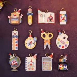 Collection de breloques en émail sur le thème de l'école avec motifs de clowns de cirque