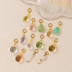 Vue détaillée de divers breloques en verre en forme de larme et perles colorées.