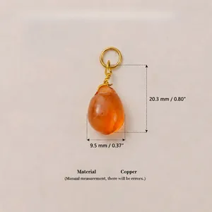 Dimensions détaillées et vue du matériau du pendentif en forme de larme ambrée doré