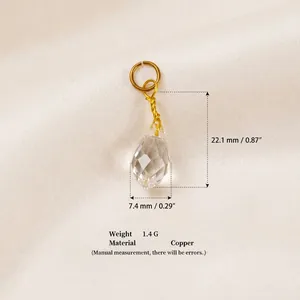 Vue détaillée du pendentif en cristal plaqué or 18 carats avec poids et dimensions.