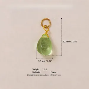 Vue détaillée d'une breloque goutte verte en verre avec dimensions 20,3mm par 9,5mm