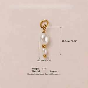 Détail d'un pendentif en cuivre plaqué or 18 carats avec perles blanches et dimensions