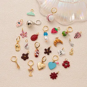 Una collezione di variopinti ciondoli fai-da-te a forma di cuore e fiori su sfondo beige.