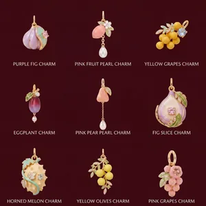 Collection exquise de breloques de bijoux aux thèmes de fruits colorés avec finition en or 18K.