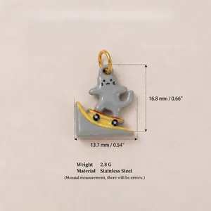 Pendente gatto su skateboard in smalto acciaio inox con dettagli dimensioni e peso 2,8g