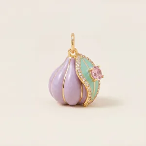 Vue détaillée d'un pendentif fruit en émail violet avec feuille menthe et gemme rose